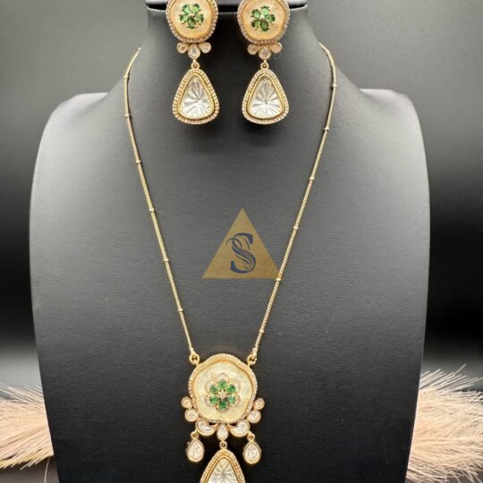 Uncut Kundan Pendant Set